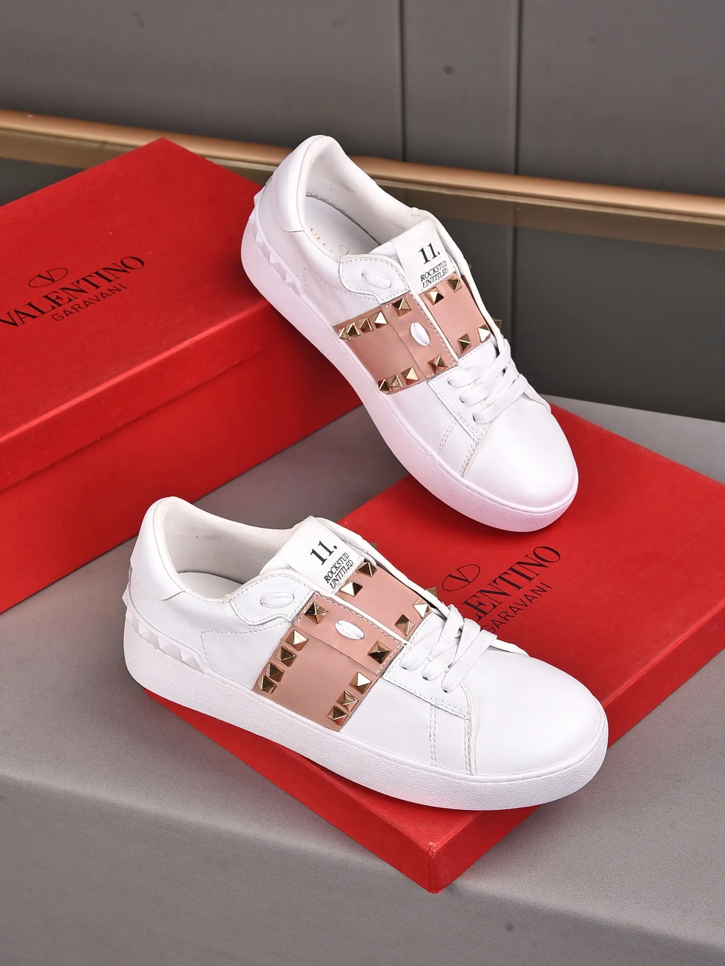 Men's shoes 440💰 (men and women couples) Valentino classic color matching series casual shoes. Made with heavy craftsmanship, good products pay attention to every detail. A must-have trendy item that can be worn all year round, it has been worn by many celebrities and Internet celebrities~~Imported cowhide surface, unique design concept, sheepskin lining, counter quality. Women’s clothing 35-40. Men’s clothing 39-44, 45-46 (returns and exchanges are not supported for custom-made items)